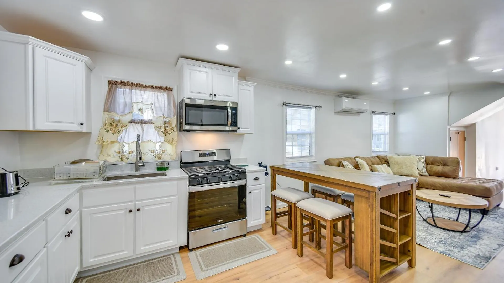 Half-Mi To Ocean View Beach Park Modern Apartment North Camellia Acres