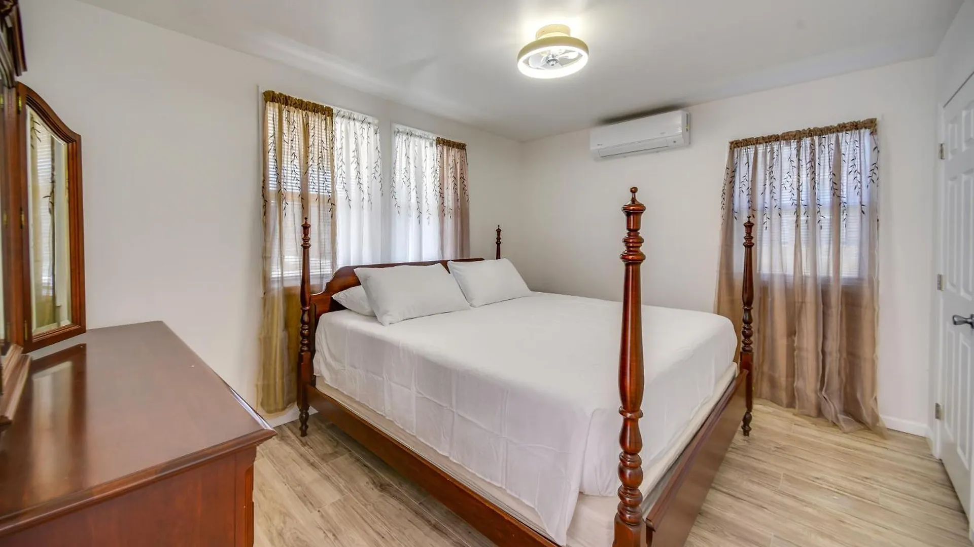 Half-Mi To Ocean View Beach Park Modern Apartment North Camellia Acres